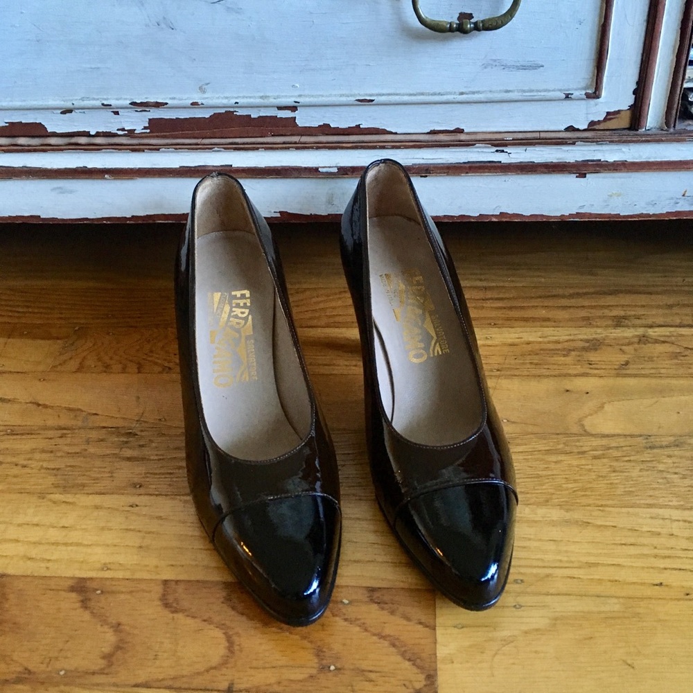 Ferragamo brown w/black tip patent leather heels